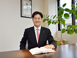 代表：行政書士　横田尚三